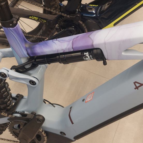 Bild enthält, Coil, Machine, Rotor, Spiral, Wheel, Spoke, Suspension, Bicycle, Transportation, Vehicle