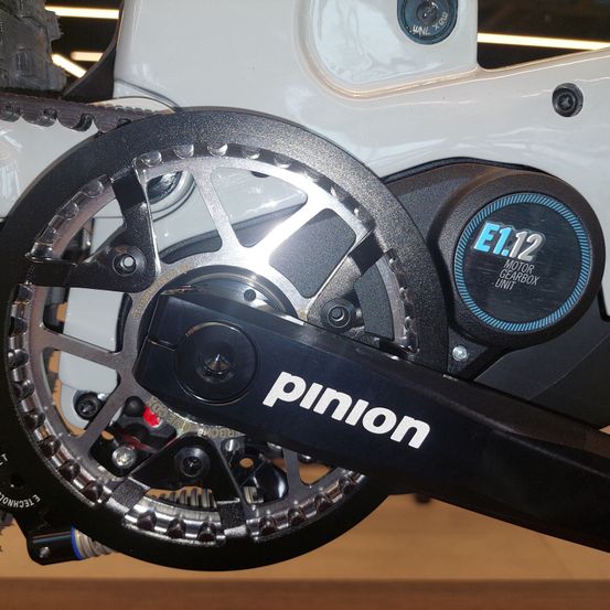 Bild enthält, Machine, Spoke, Wheel, Coil, Rotor, Spiral, Alloy Wheel, Car, Transportation, Vehicle