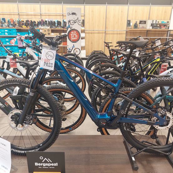 Bild enthält, Bicycle, Mountain Bike, Transportation, Vehicle, Machine, Wheel, Person, Architecture, Building, Factory