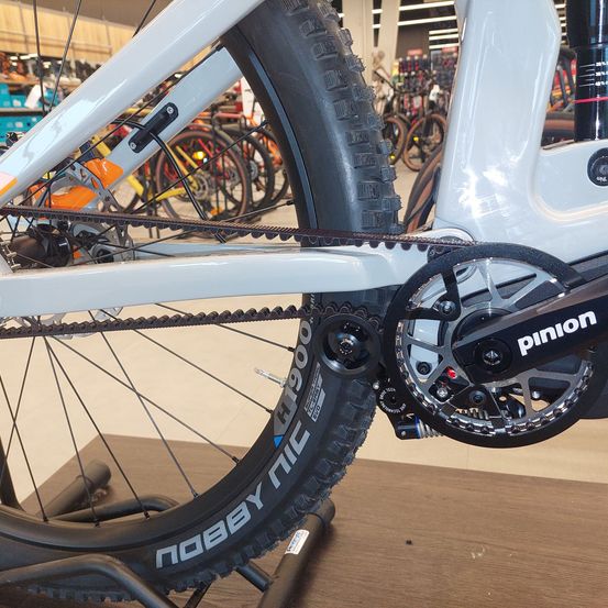 Bild enthält, Machine, Spoke, Wheel, Rotor, Spiral, Bicycle, Transportation, Vehicle, Alloy Wheel, Tire