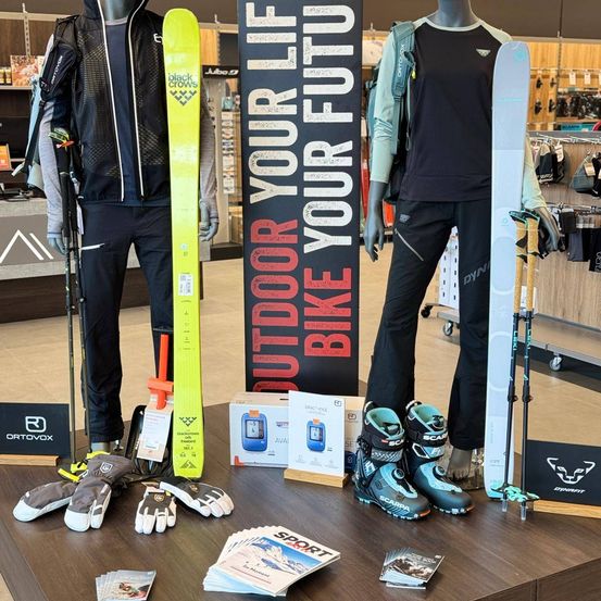 Bild enthält, Boy, Male, Person, Teen, Mannequin, Ice Hockey Stick, Sport, E-scooter, Face, Head