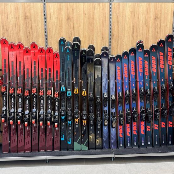 Bild enthält, Racket, Sport, Tennis, Tennis Racket, Baseball, Baseball Bat, Outdoors, Nature