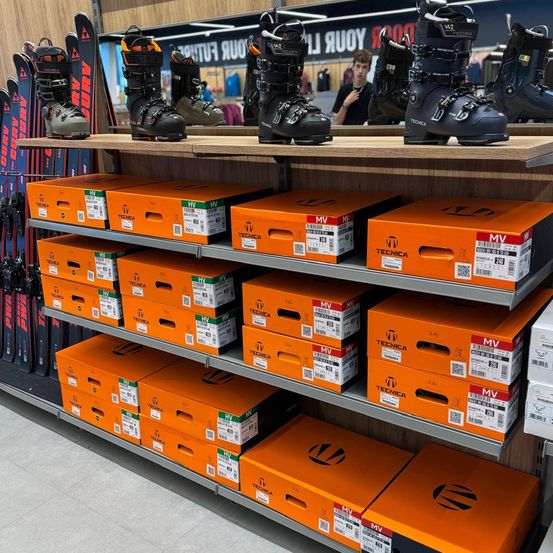 Bild enthält, Box, Boot, Clothing, Footwear, Person, Shop, Indoors