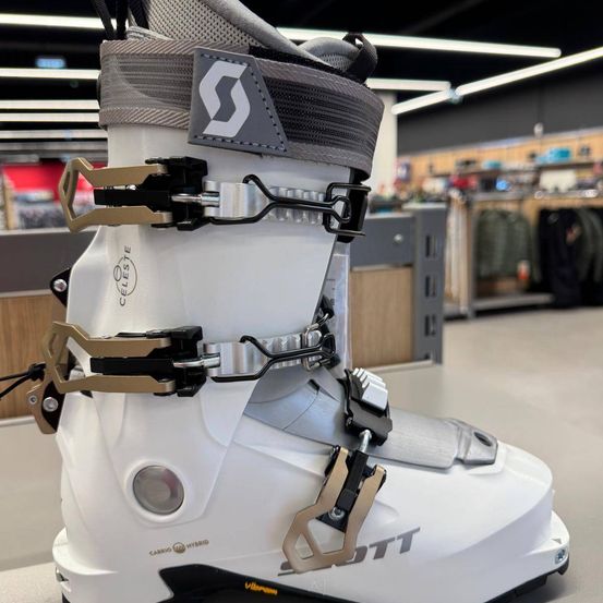 Bild enthält, Boot, Clothing, Footwear, Ski Boot, Device, Grass, Lawn, Lawn Mower, Plant, Tool