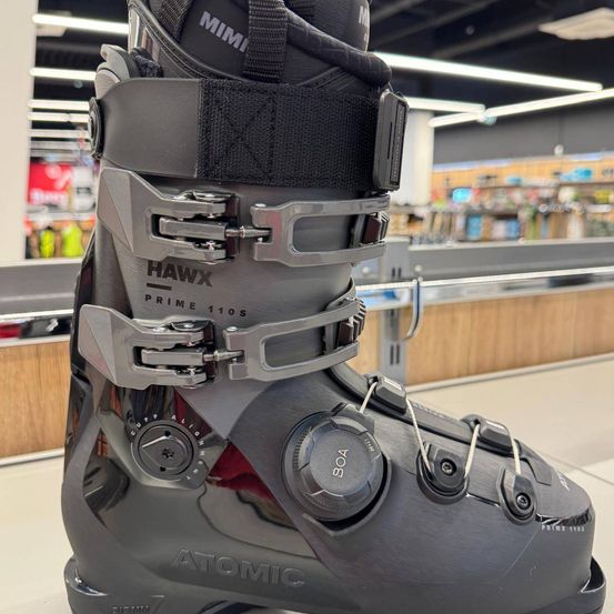 Bild enthält, Boot, Clothing, Footwear, Ski Boot, Device, Grass, Lawn, Lawn Mower, Plant, Tool