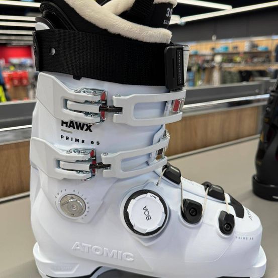 Bild enthält, Boot, Clothing, Footwear, Ski Boot