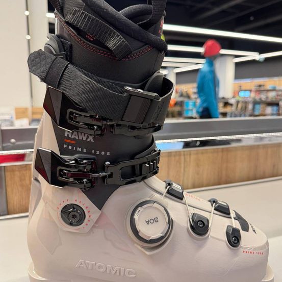 Bild enthält, Boot, Clothing, Footwear, Ski Boot, Person