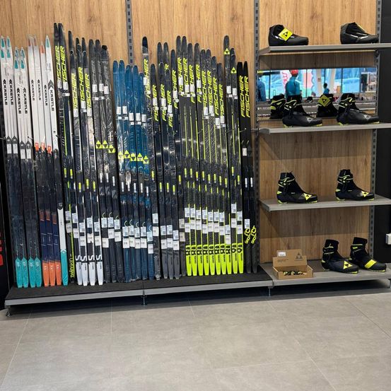 Bild enthält, Person, Sport, Tennis, Tennis Racket, Box, Indoors, Interior Design, Clothing, Footwear, Shoe