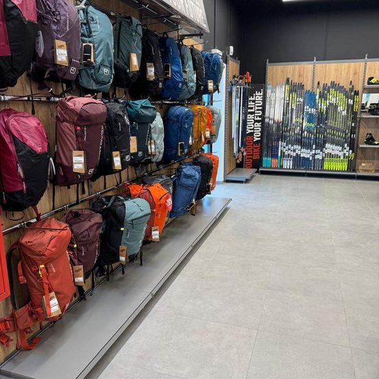 Bild enthält, Indoors, Person, Bag, Baggage, Shop