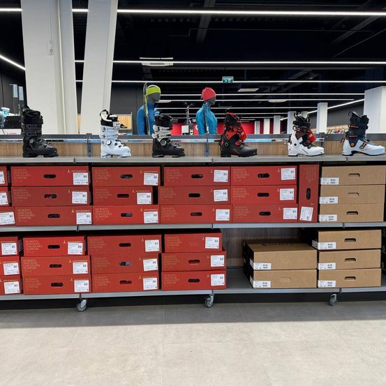 Bild enthält, Indoors, Person, Furniture, Box, Market, Shop, Grocery Store, Supermarket