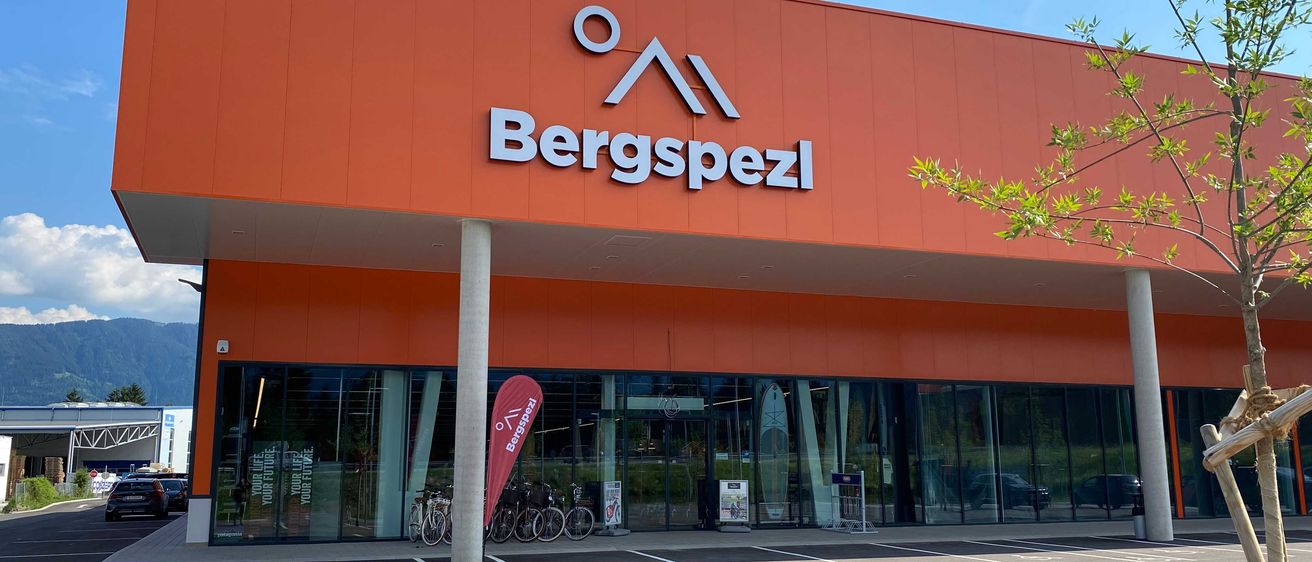 Bild enthält, Car, Car Dealership, Vehicle, Bicycle, Person, Shop, Building