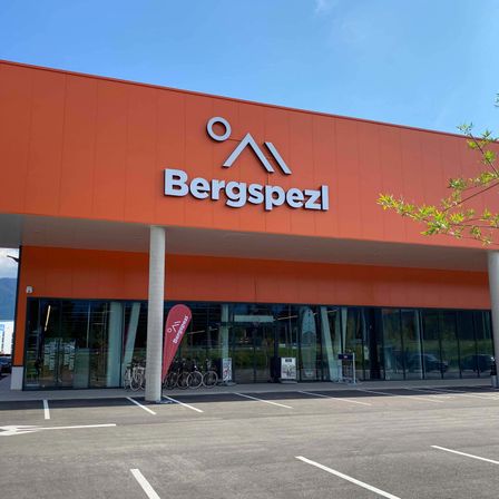 Bild enthält, Architecture, Building, Car, Car Dealership, Vehicle, Shop, Shopping Mall, Office Building, Bicycle, Wheel