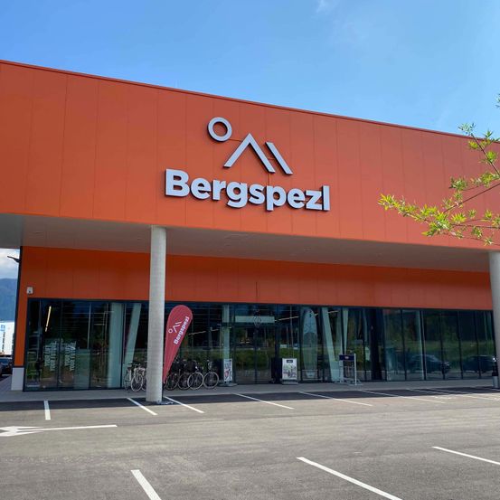 Bild enthält, Architecture, Building, Car, Car Dealership, Vehicle, Shop, Shopping Mall, Office Building, Bicycle, Wheel