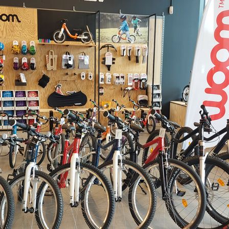 Bild enthält, Building, Factory, Machine, Wheel, Manufacturing, Workshop, Person, Bicycle, Vehicle, Helmet