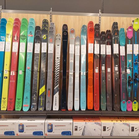 Bild enthält, Person, Outdoors, Nature, Skateboard, Shop, Clothing, Jeans, Pants