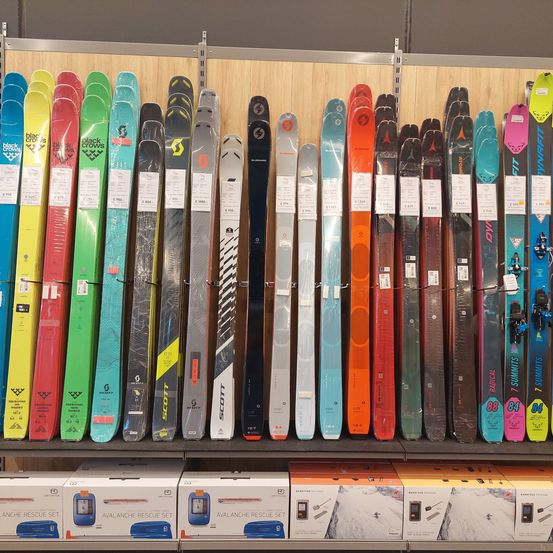 Bild enthält, Person, Outdoors, Nature, Skateboard, Shop, Clothing, Jeans, Pants