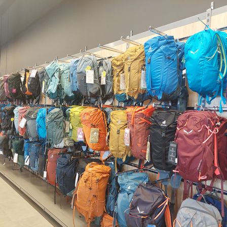 Bild enthält, Bag, Backpack, Backpacking, Person, Clothing, Jeans, Pants, Baggage