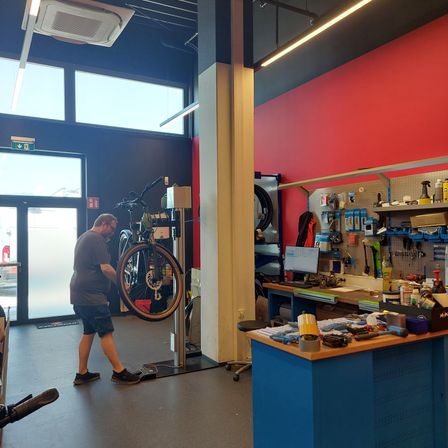 Bild enthält, Building, Factory, Manufacturing, Workshop, Adult, Male, Man, Person, Wheel, Shoe