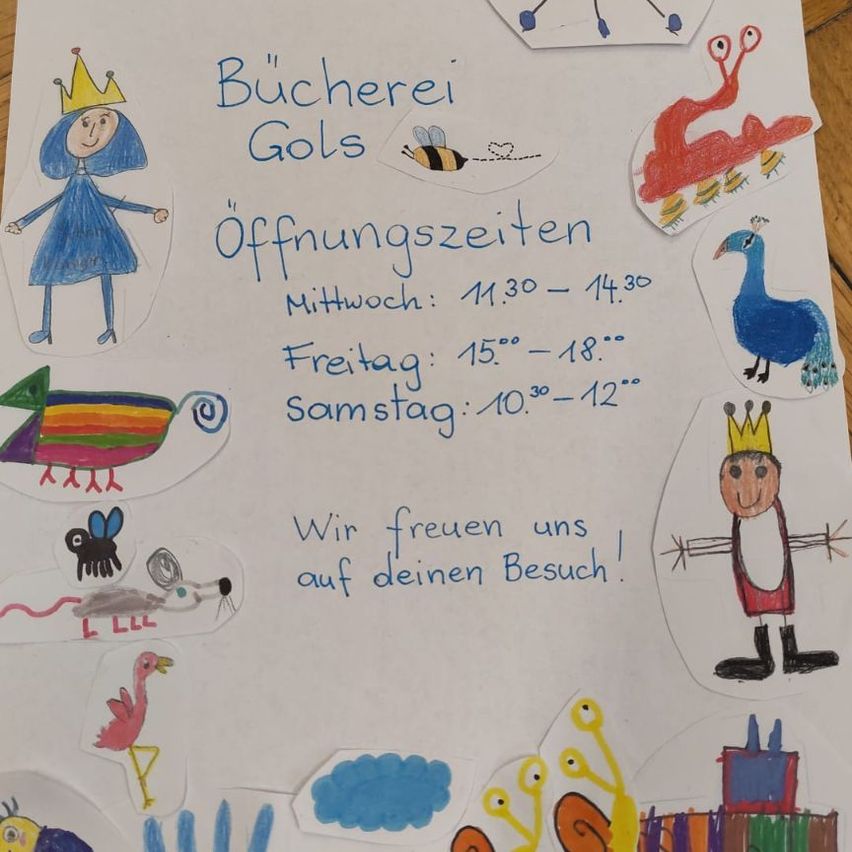 Ein farbenfrohes Plakat mit Zeichnungen eines Mädchens, eines Jungen und verschiedener Tiere. Es enthält Öffnungszeiten für eine Buchhandlung namens 'Bucherei Gols'. Die Öffnungszeiten sind für Mittwoch, Freitag und Samstag aufgeführt.