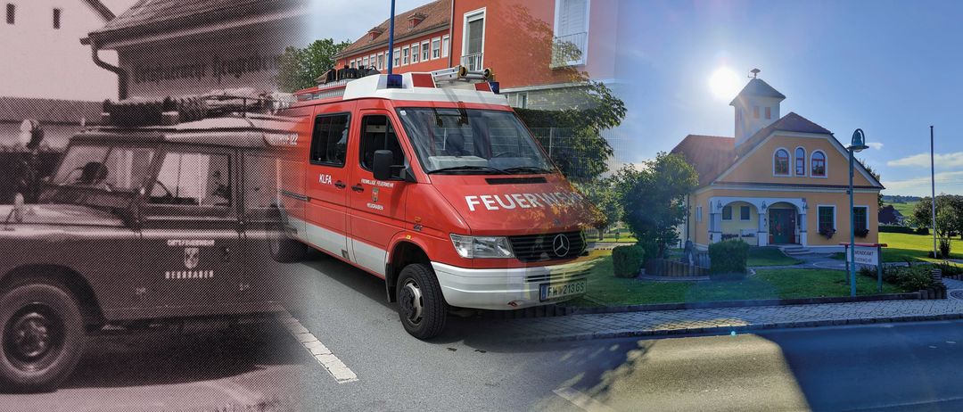 Ein Vintage-Bild zeigt einen Land Rover mit montierter Ausrüstungsbox und einem roten Feuerwehrwagen mit der Aufschrift KLF im Hintergrund.