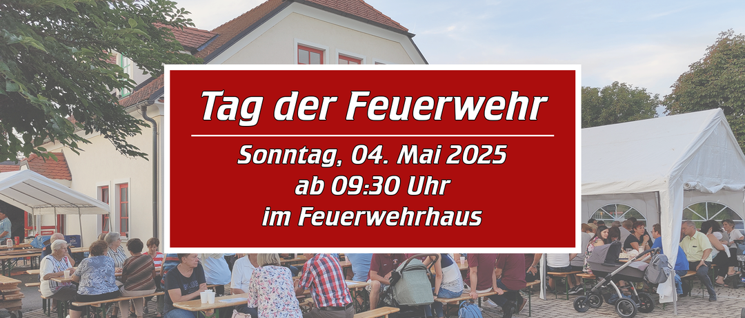 Ein Poster zeigt eine Gruppe von Menschen, die auf Bänken vor einem Haus sitzen, mit Text in Deutsch.