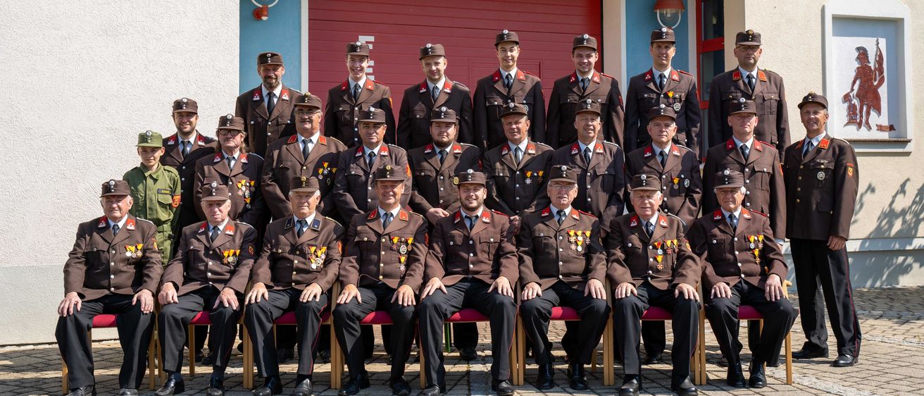 Bild enthält, People, Person, Adult, Male, Man, Tie, Shoe, Hat, Officer, Groupshot