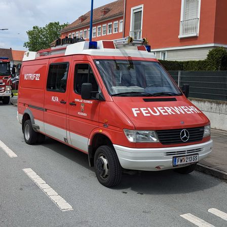 Bild enthält, Moving Van, Transportation, Van, Vehicle, Chair, Furniture