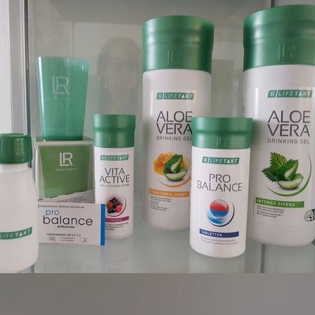 Bild enthält, Cosmetics, Deodorant, Person, Can, Tin, Bottle