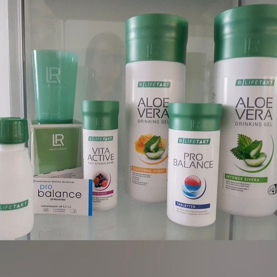 Bild enthält, Cosmetics, Deodorant, Person, Can, Tin, Bottle