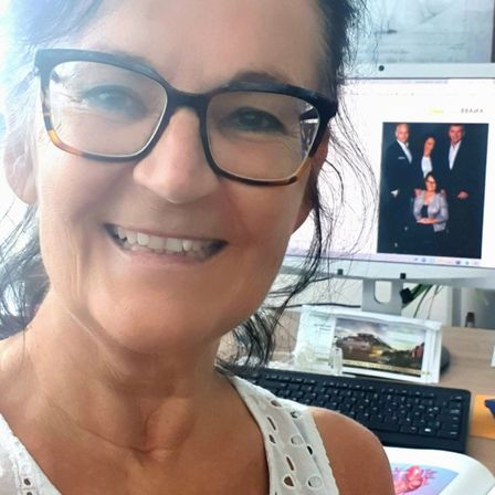 Bild enthält, Glasses, Face, Head, Person, Photography, Portrait, Computer Hardware, Monitor, Screen, Woman