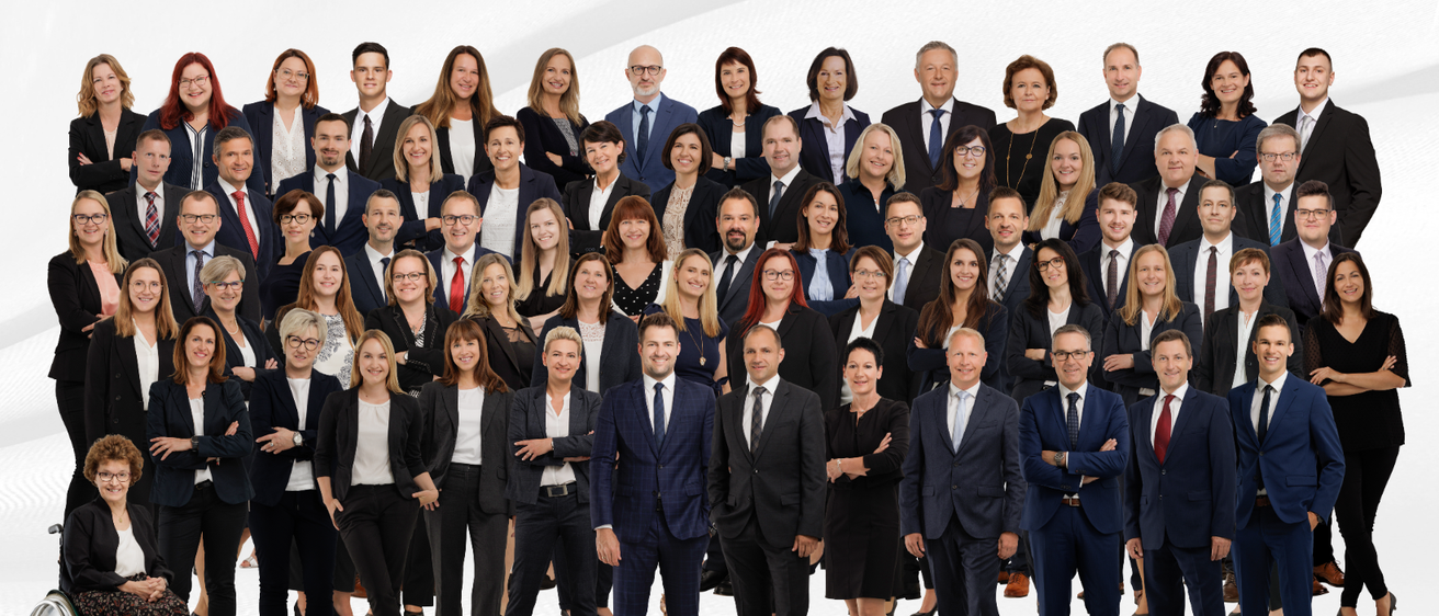 Bild enthält, Groupshot, Person, People, Pants, Skirt, Adult, Female, Woman, Suit, Tie