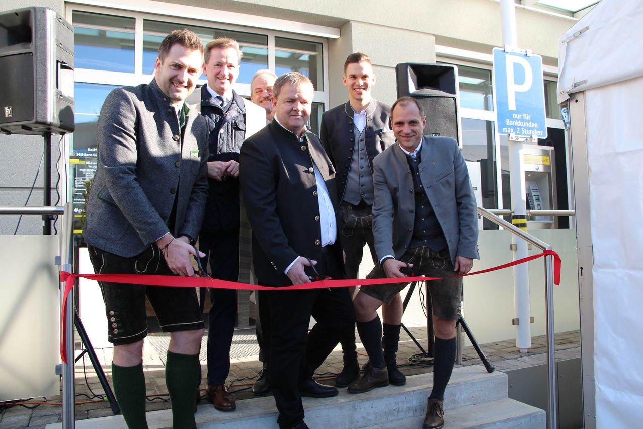 Bild enthält, Groupshot, Person, People, Adult, Male, Man, Coat, Speaker, Shoe, Blazer