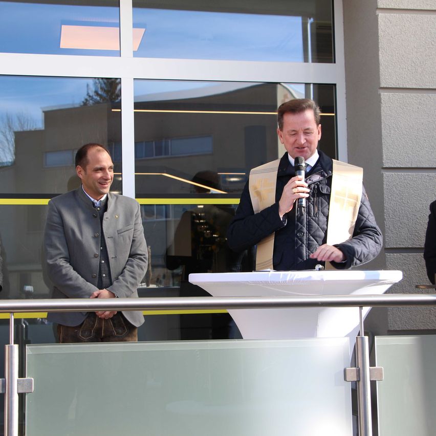 Bild enthält, People, Person, Blazer, Coat, Jacket, Formal Wear, Tie, Adult, Male, Man