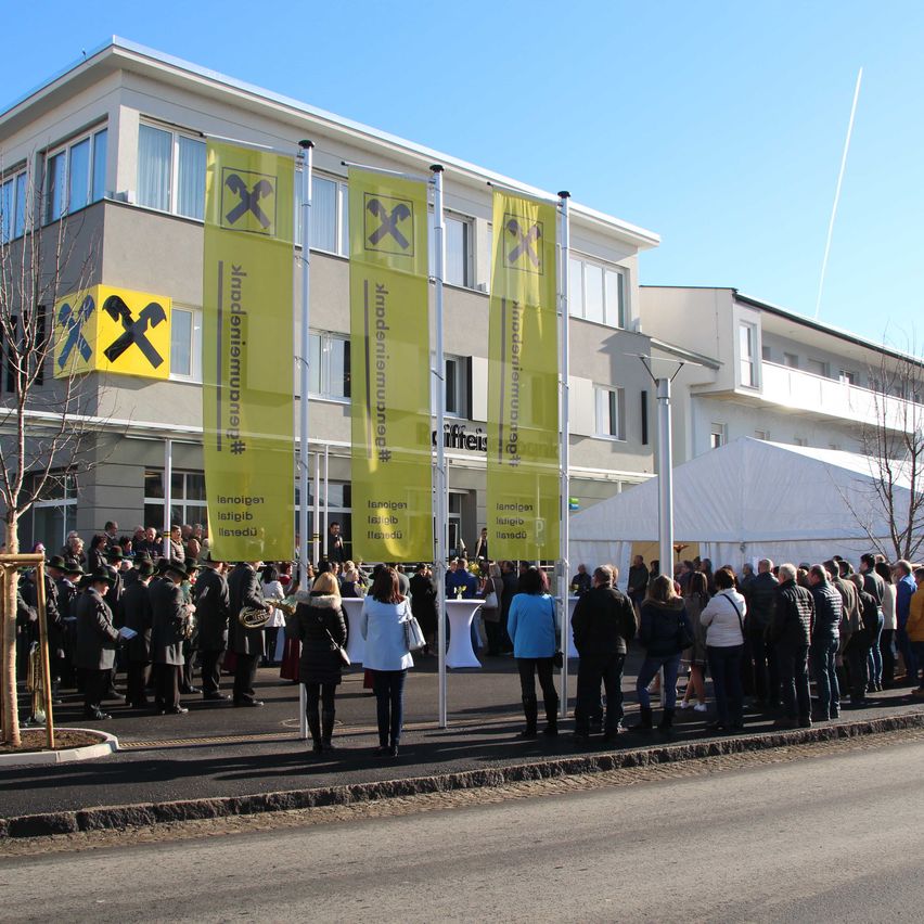 Bild enthält, College, Person, Walking, Handbag, People, Shoe, City, Urban, Hat, Glove