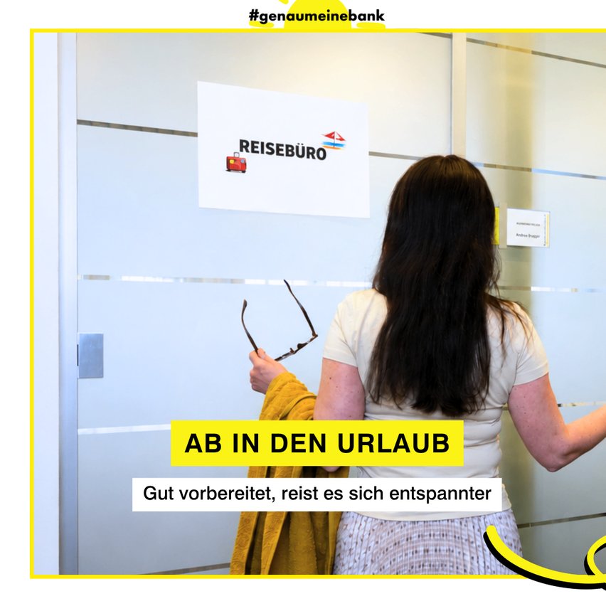 Eine Frau, die eine Brille und einen gelben Mantel hält, schaut auf ein Schild mit einem Bus und Gepäck, und der Text sagt 'AB IN DEN URLAUB' mit einem Slogan darunter.