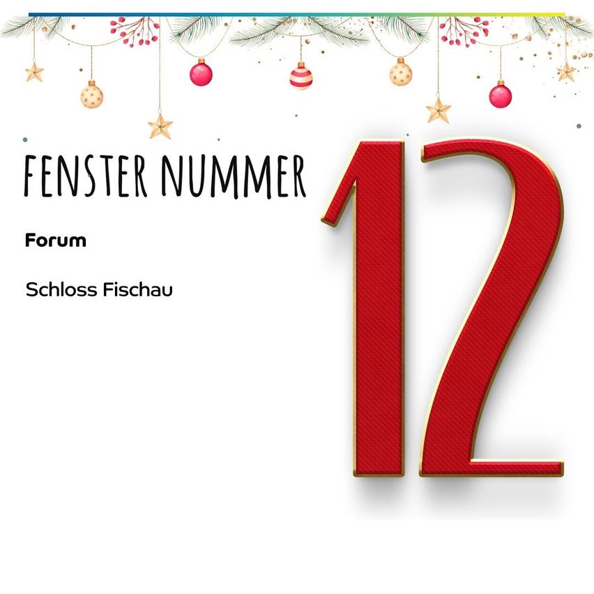Ein festlicher Banner mit der roten Nummer 12, umgeben von Weihnachtsdekoration. Es zeigt die Worte 'Fenster Nummer Forum' und 'Schloss Fischau'.