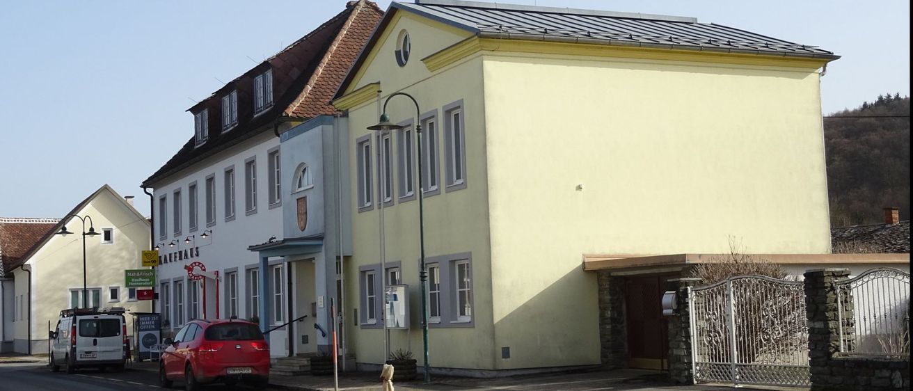 Bild enthält, City, Gate, Housing, Car, Vehicle, House, Fire Hydrant, Neighborhood, Street, Truck