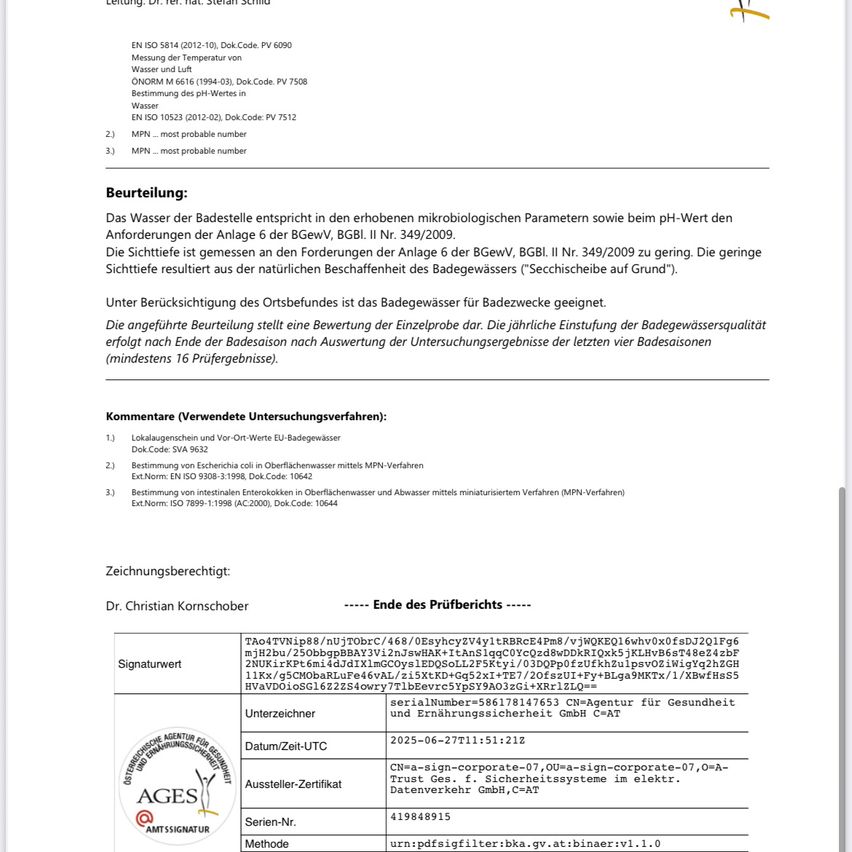Das Dokument enthält einen Wasseranalysebericht mit Angaben zu Wassertemperatur, pH-Wert und mikrobiologischen Parametern. Das Wasser erfüllt die Standards für Badezwecke. Die jährliche Bewertung der Wasserqualität folgt den letzten vier Jahren der Prüfung.