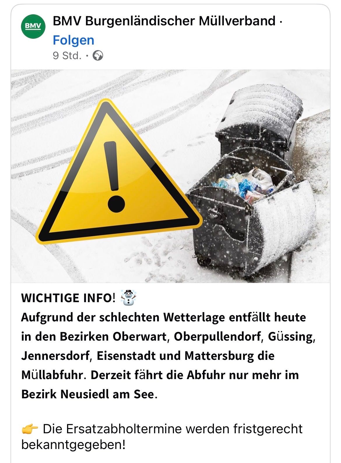 A yellow caution sign warns of snowy conditions. Nearby, two trash bins are buried in snow. The sign reads 'WICHTIGE INFO!' and informs about the cancellation of waste collection in certain districts due to bad weather.