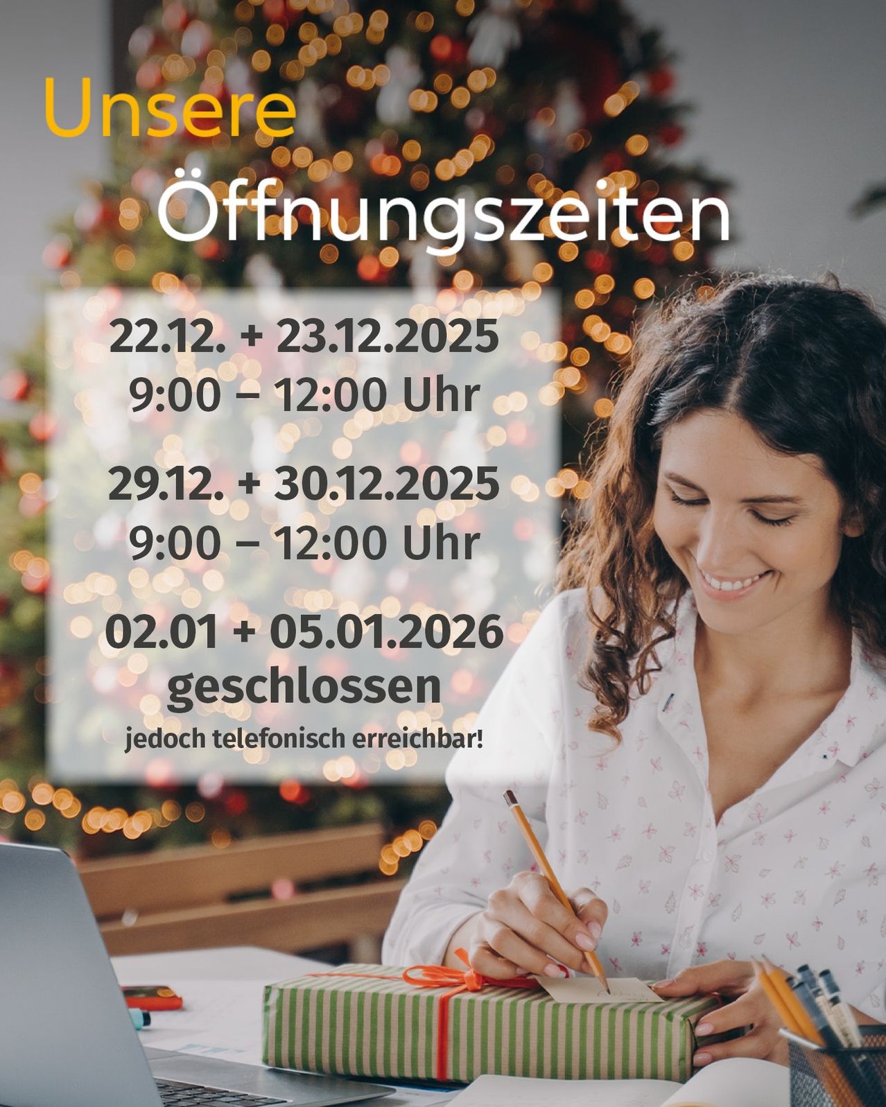 Eine lächelnde Frau, die an einem Schreibtisch mit einem Laptop sitzt und auf ein Stück Papier schreibt. Hinter ihr ist ein verschwommener Weihnachtsbaum und Öffnungszeiten zu sehen.