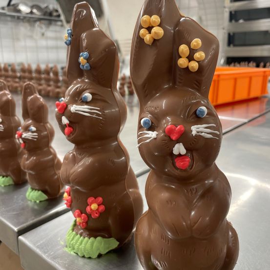 Bild enthält, Chocolate, Dessert, Food, Cream, Ice Cream, Food Presentation, Soft Serve Ice Cream, Person, Art, Handicraft