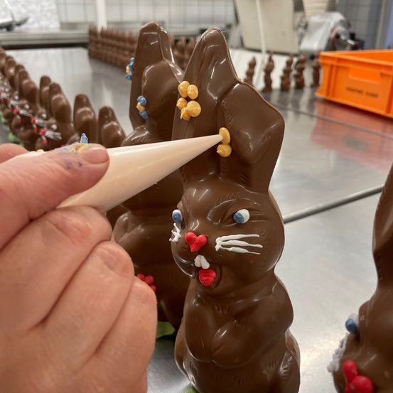 Bild enthält, Cream, Dessert, Food, Ice Cream, Soft Serve Ice Cream, Baby, Person, Frozen Yogurt