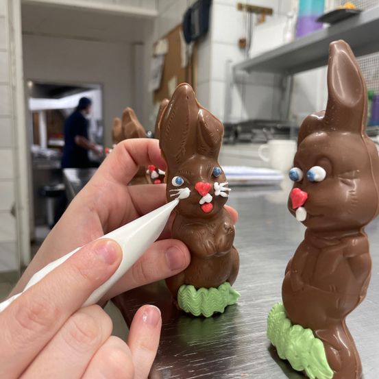 Bild enthält, Cream, Dessert, Ice Cream, Icing, Adult, Male, Man, Person, Food Presentation, Soft Serve Ice Cream