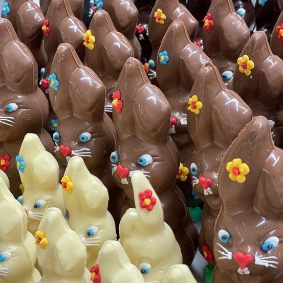 Bild enthält, Cream, Dessert, Food, Ice Cream, Chocolate, Soft Serve Ice Cream, Baby, Person