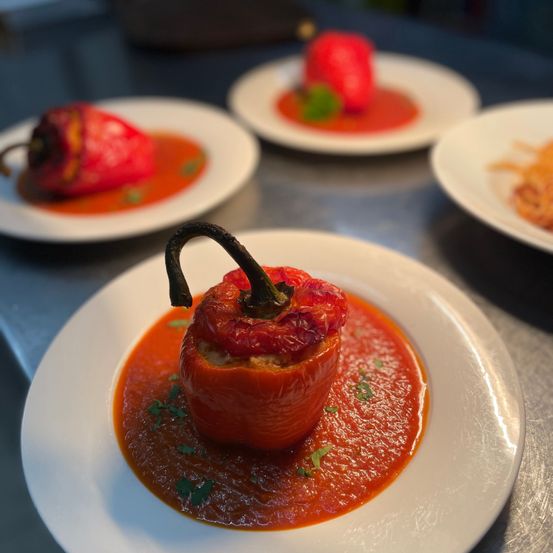 Bild enthält, Food, Food Presentation, Ketchup, Plate, Bell Pepper, Pepper, Produce, Vegetable