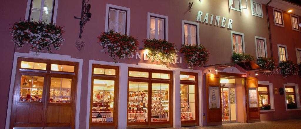 Bild enthält, Building, Hotel, City, Urban, Shop, Lighting, Plant