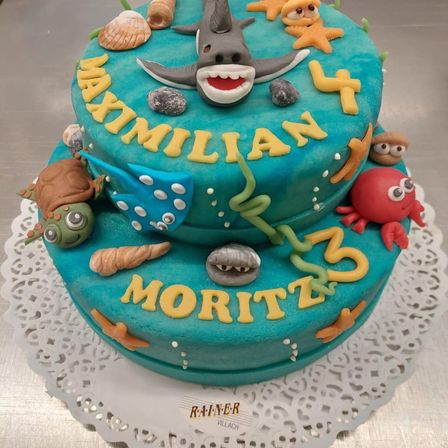 Bild enthält, Birthday Cake, Cake, Cream, Dessert, Food, People, Person, Text, Number, Symbol