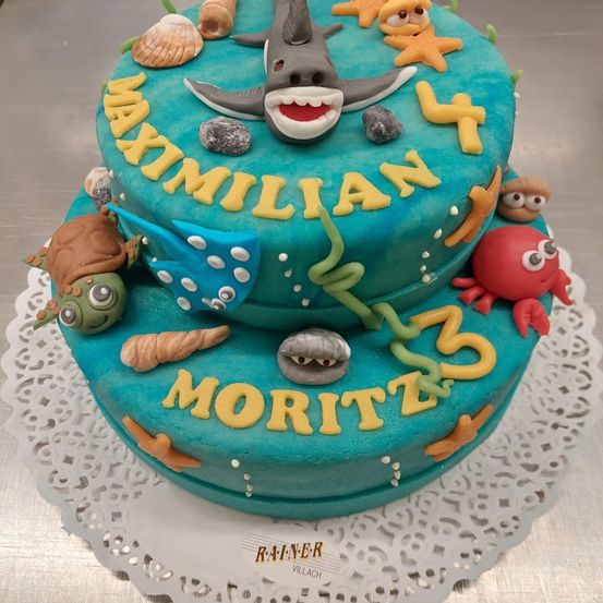 Bild enthält, Birthday Cake, Cake, Cream, Dessert, Food, People, Person, Text, Number, Symbol