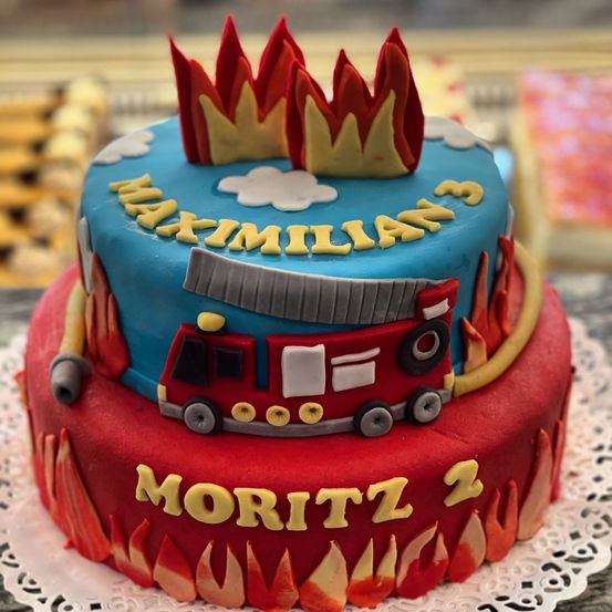 Bild enthält, Birthday Cake, Cake, Cream, Dessert, Food, People, Person