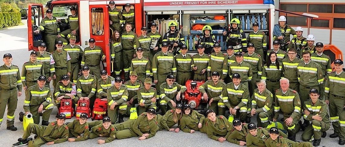 Bild enthält, People, Person, Helmet, Footwear, Shoe, Handbag, Hat, Car, Motorcycle, Glove